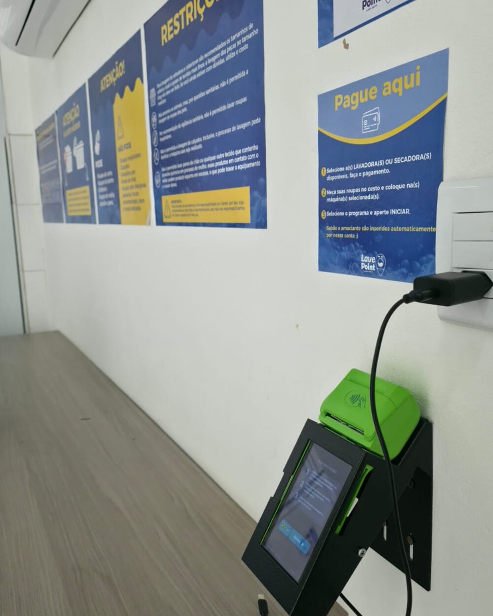 Terminal de pagamento do Auto Service com orientações de uso